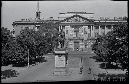 Вид на Инженерный замок. 1971