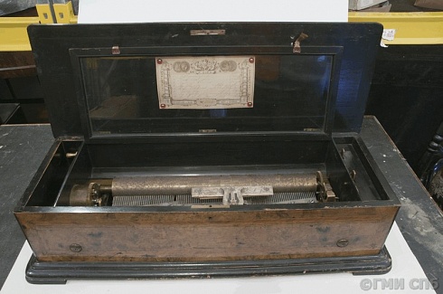 Music box with a shaft. 1885