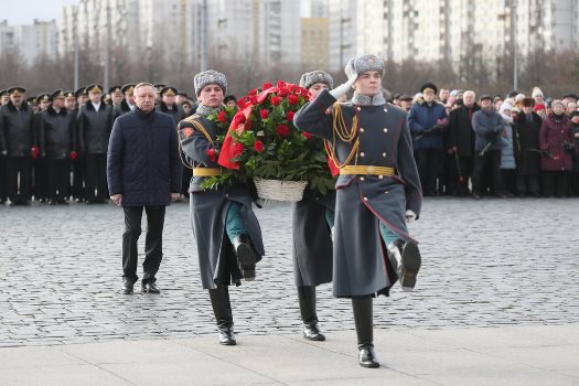 Торжественная церемония возложения цветов к Монументу героическим защитникам Ленинграда в День прорыва блокады Ленинграда