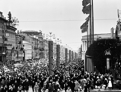 Leningrad during the celebration of the 50th anniversary of October. Nevsky prospect. 7.11.1967