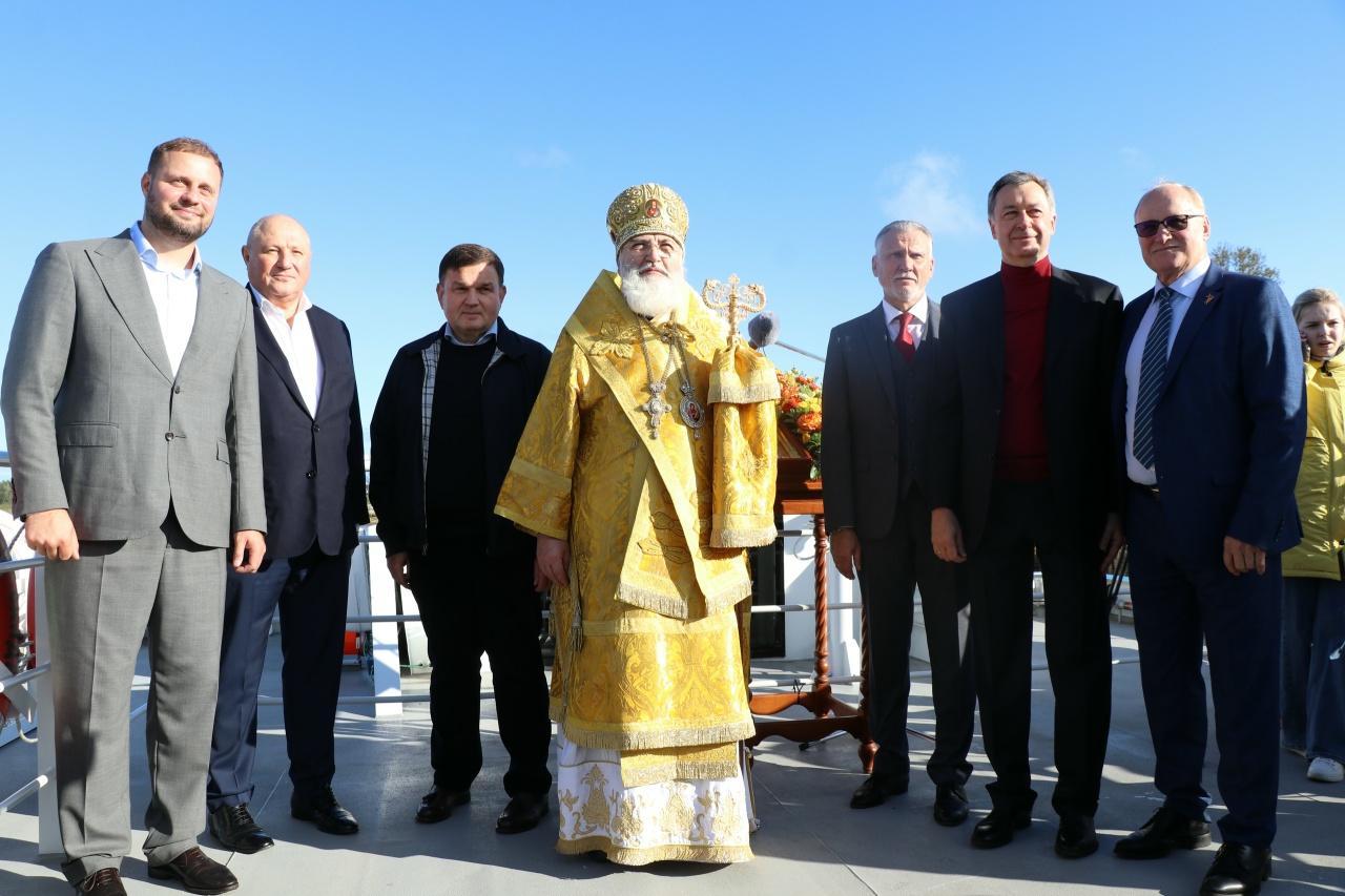 Водный крестный ход в День памяти Александра Невского  прошел по реке Неве из крепости Орешек в Санкт-Петербург в третий раз