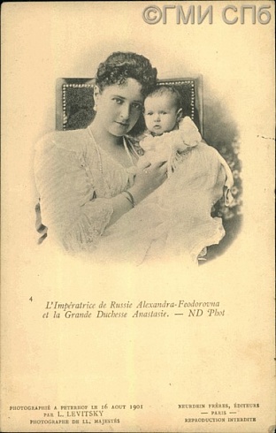 L' Imperatrice de Russie Alexandra-Feodorovna /.../. (Empress Alexandra Feodorovna and Grand Duchess Anastasia. From a photograph by L. Levitsky, taken in Petrovsky Grof on August 16, 1901). Early 20th century