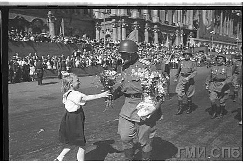 Chertov G. &nbsp;&nbsp;&nbsp;Parade on the Palace square in honor of the return of the Leningrad guards. Presentation of flowers to the Hero of the Soviet Union, guards major V.G.Massalsky. 8.07.1945