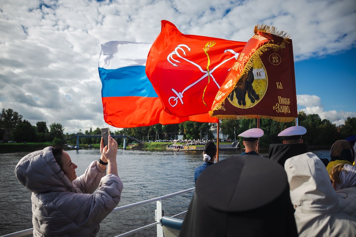 Водный крестный ход в День памяти Александра Невского  прошел по реке Неве из крепости Орешек в Санкт-Петербург в третий раз