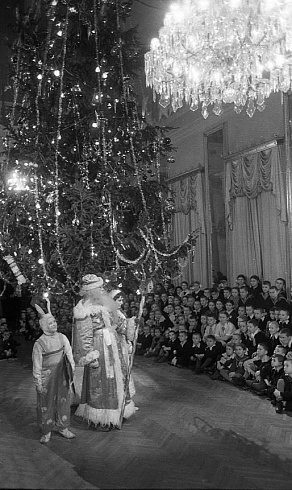 Жизнь города 1960-х годов. Елка во Дворце пионеров. 1966 