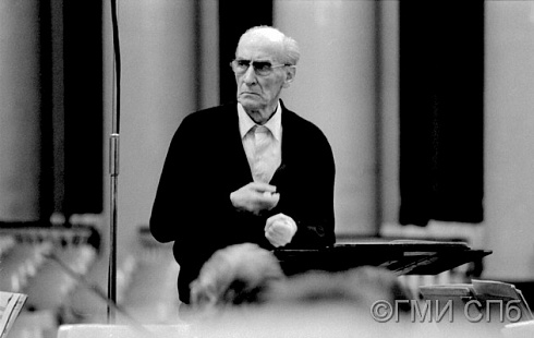 Ю.Г. Белинский.       Дирижер Е.А. Мравинский на репетиции.  1982
