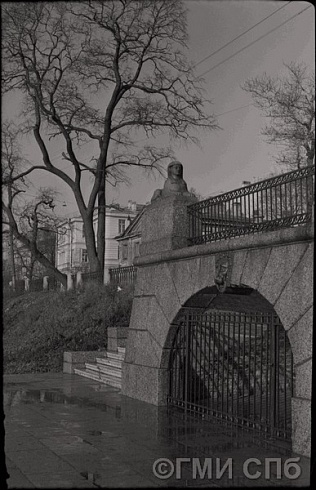 Свердловская набережная. Дача Кушелева-Безбородко. Пристань. Фотоэтюд. Сентябрь 1963 года