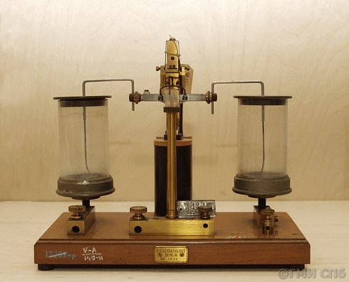 Mercury interrupter - a scientific device for demonstrating experiments with fast, periodic closure and opening of an electric circuit through mercury. 1890-ies