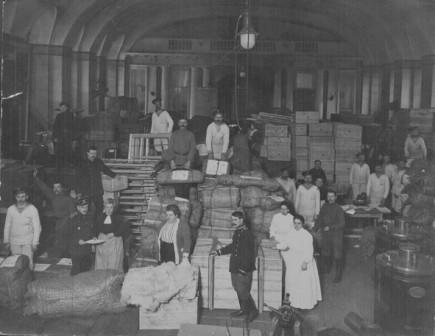 Склад вещей, предназначенных к отправке на фронт. Петроград. Июль 1915 года. Фотография